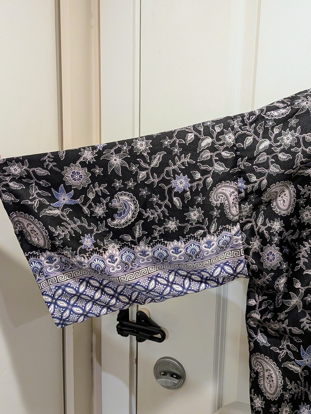 EUC 100% Silk Black White and Blue Paisley Statement Sleeve Kimono - Picture 10 of 11